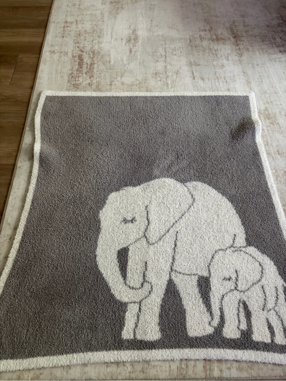 Bearfoot dreams, cozy shake follow me, elephant, baby blanket new - Picture 2 of 2